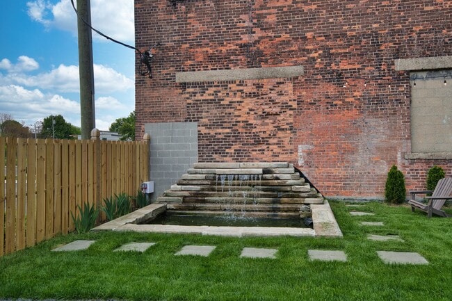 Building Photo - 701 W Canfield St