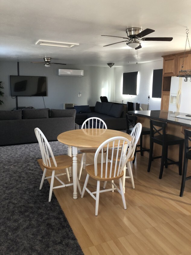Cocina y sala de estar - 13751 Bowen St