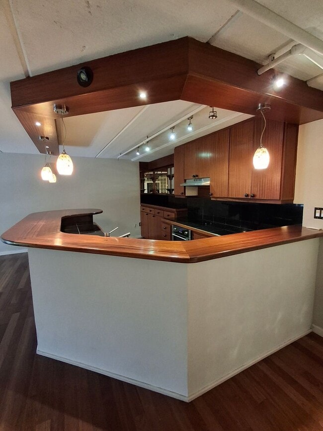 Building Photo - Downtown 1-Bedroom Condo w/ Central AC and...
