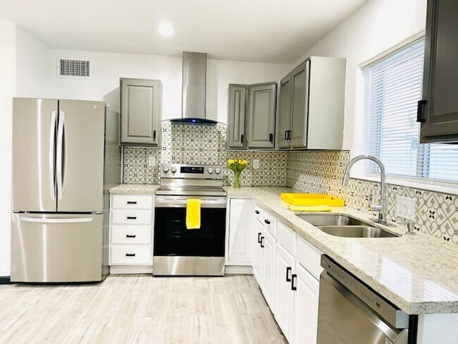 Foto del edificio - Modern Centrally Located 3 bed, 2 bath w/Large back yard