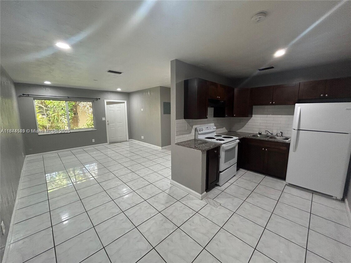 Foto principal - 5321 NW 21st Ct