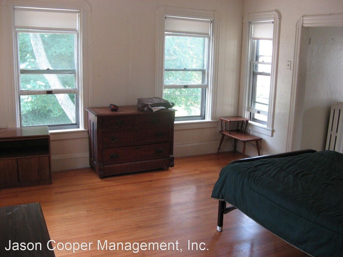 Primary Photo - 83 Oak St