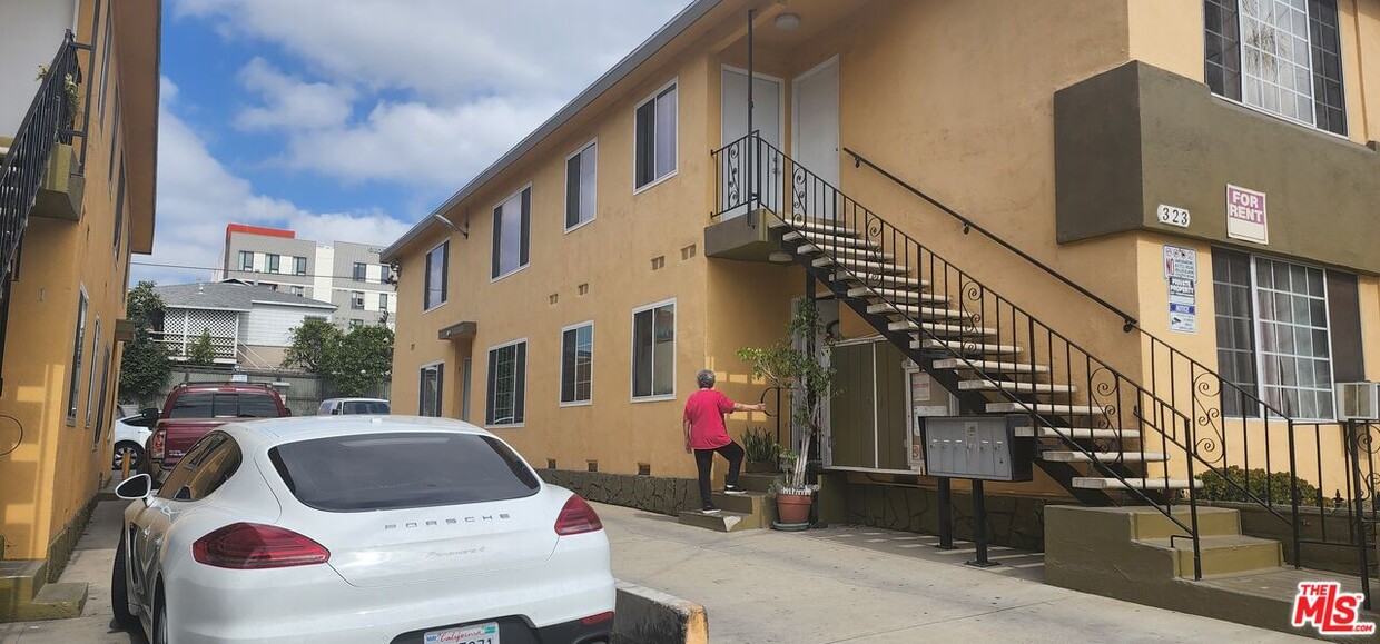 Building Photo - 323 N Virgil Ave