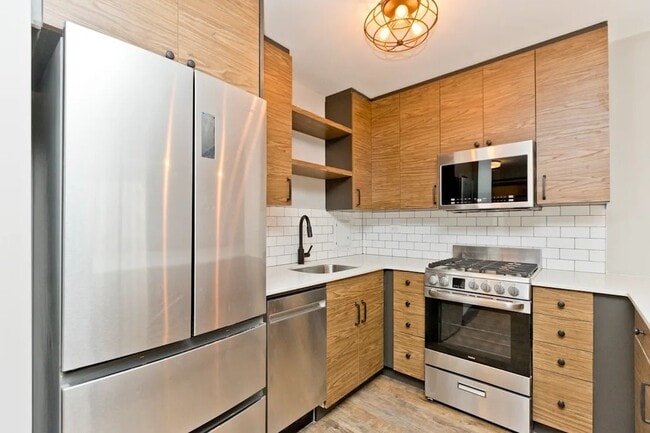 Building Photo - 512 W Wrightwood Ave