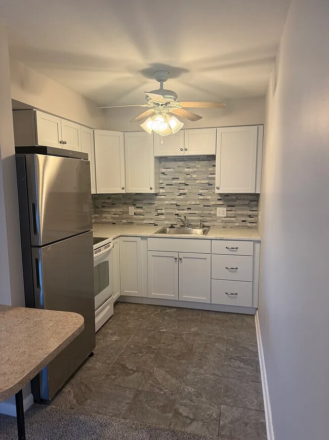 Foto del edificio - 5125 Marshall Dr