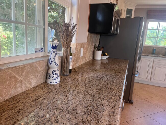 Building Photo - 4275 Crestview Dr