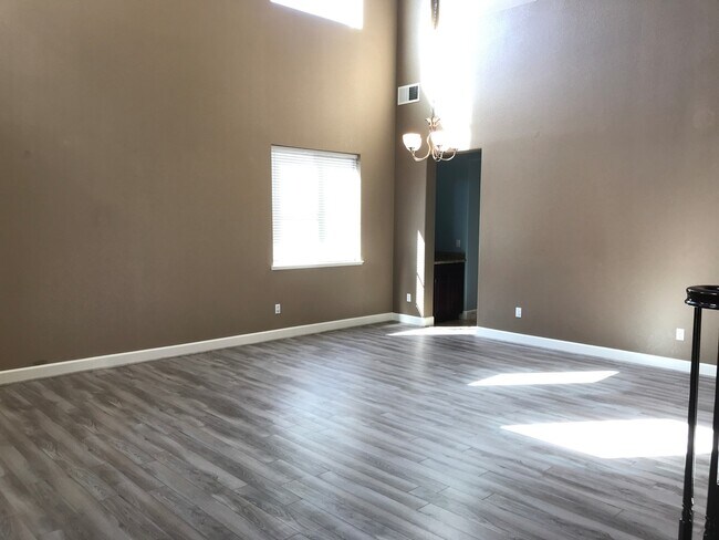 Foto del edificio - Beautiful Plumas Lake Home