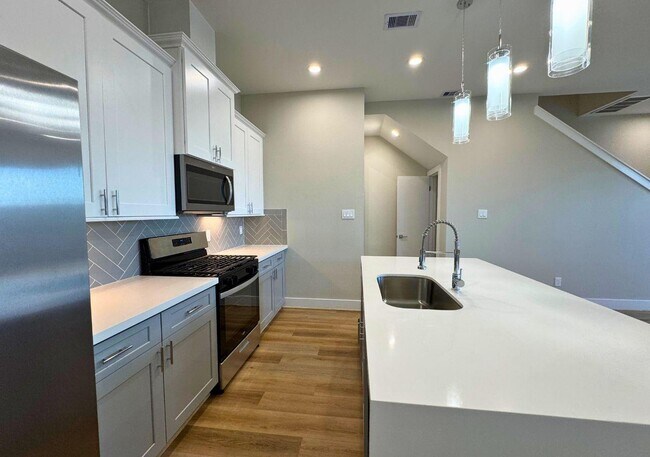 Foto del edificio - 8108 Esther Acres Ln