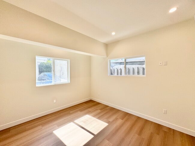 Building Photo - 1135 S Doheny Dr