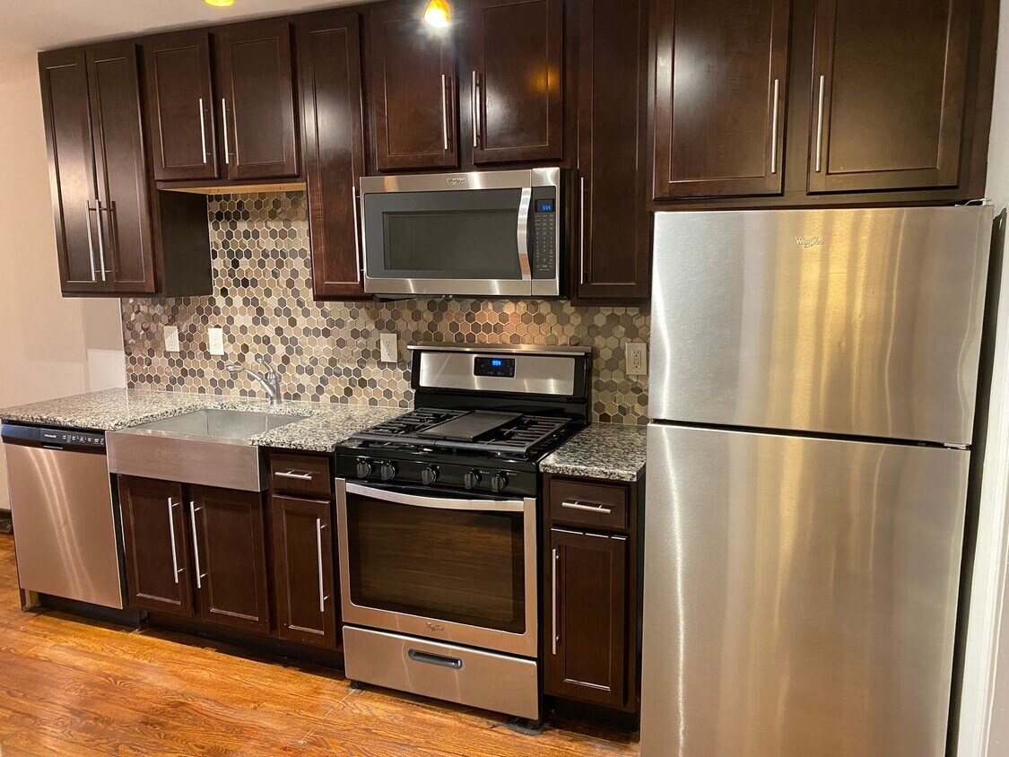 Foto principal - Renovated Home in the Grove for Rent!