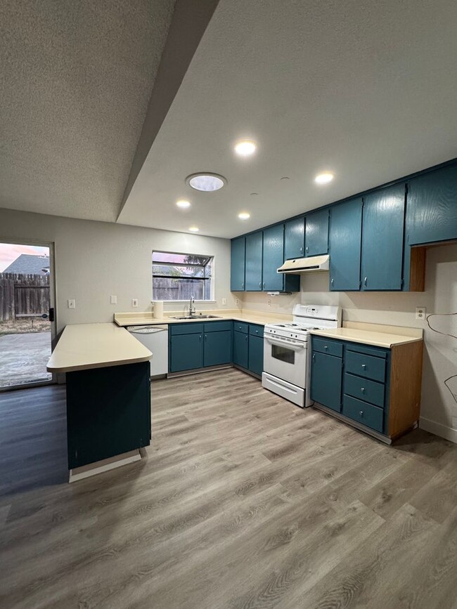 Building Photo - Newly Renovated Large Open Plan Home Avail...