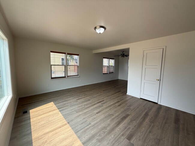 Foto del edificio - 1404 Swift Blvd