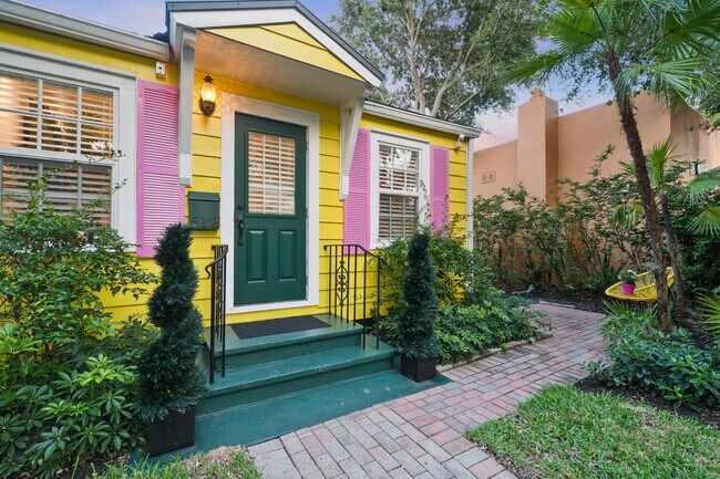 Building Photo - 612 N Palmway