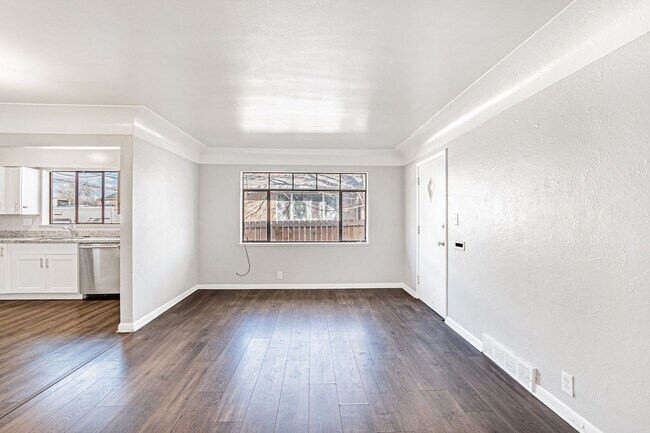 Building Photo - 2 Bedroom 1 Bath Home in Aurora with W/D!