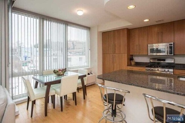 Foto del edificio - 800 12th St