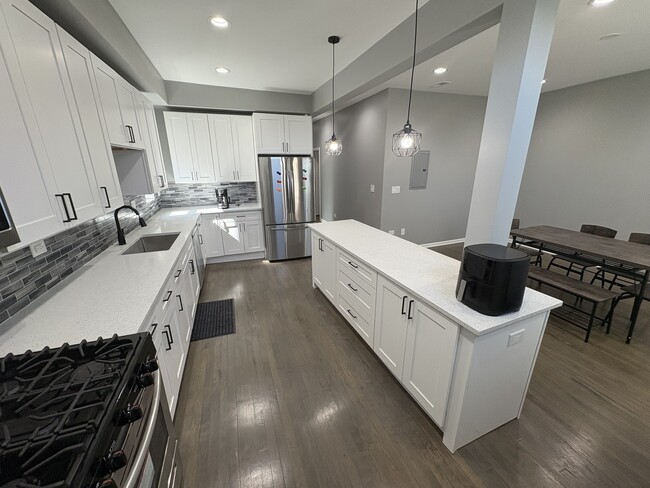 Foto del edificio - 1755 E 72nd St