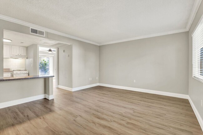 Foto del edificio - Newly Renovated ~ Ground Floor Condo in th...