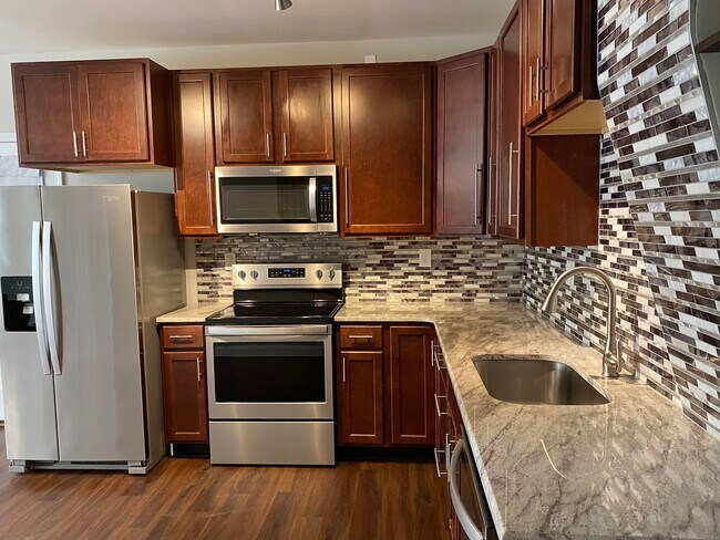 Foto del edificio - Large 3 bedroom in the Hill