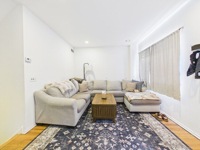 Foto del edificio - JUNE 10! BEAUTIFUL SOCIETY HILL TOWN HOUSE WITH FREE PRIVATE ATTACHED GARAGE PARKING