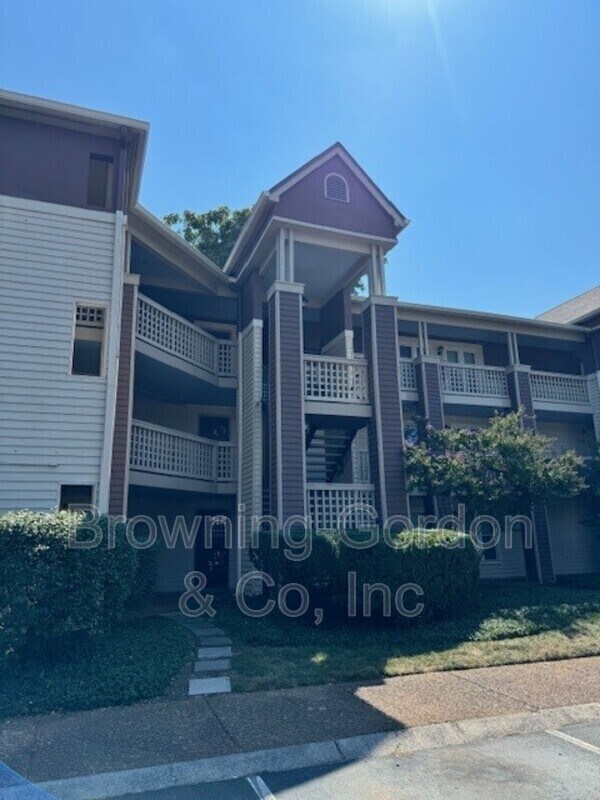 Primary Photo - 215 Hillsboro Pl