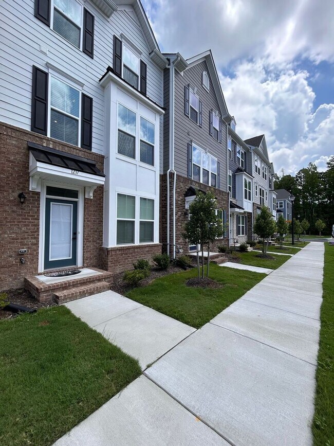 Foto del edificio - Spacious 4-Bedroom Townhome with Garage & ...