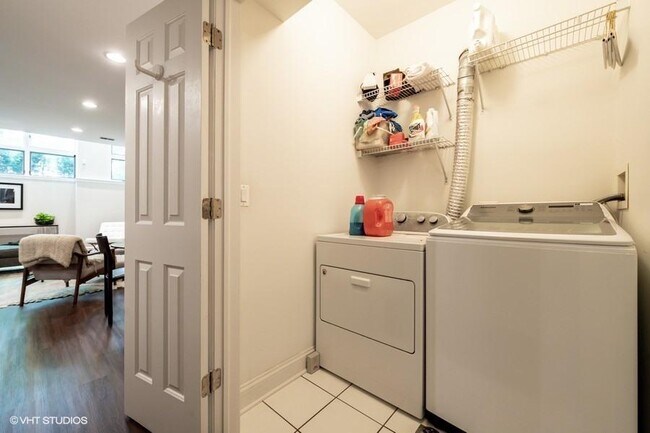 Building Photo - 3 bedroom in Chicago IL 60614
