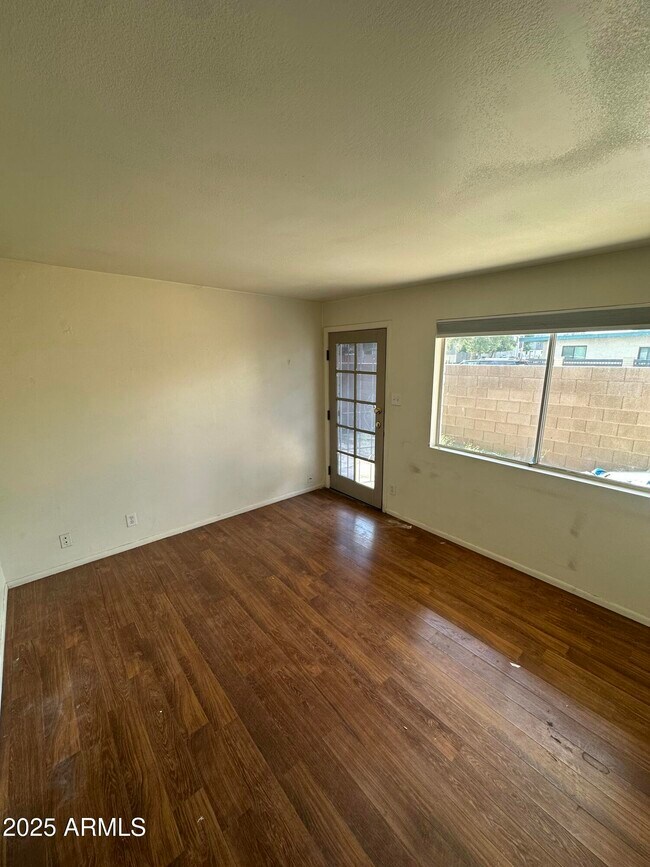 Foto del edificio - 828 W 2nd St