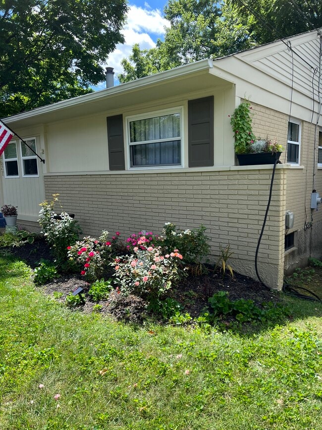 Building Photo - 8627 Mockingbird Ln