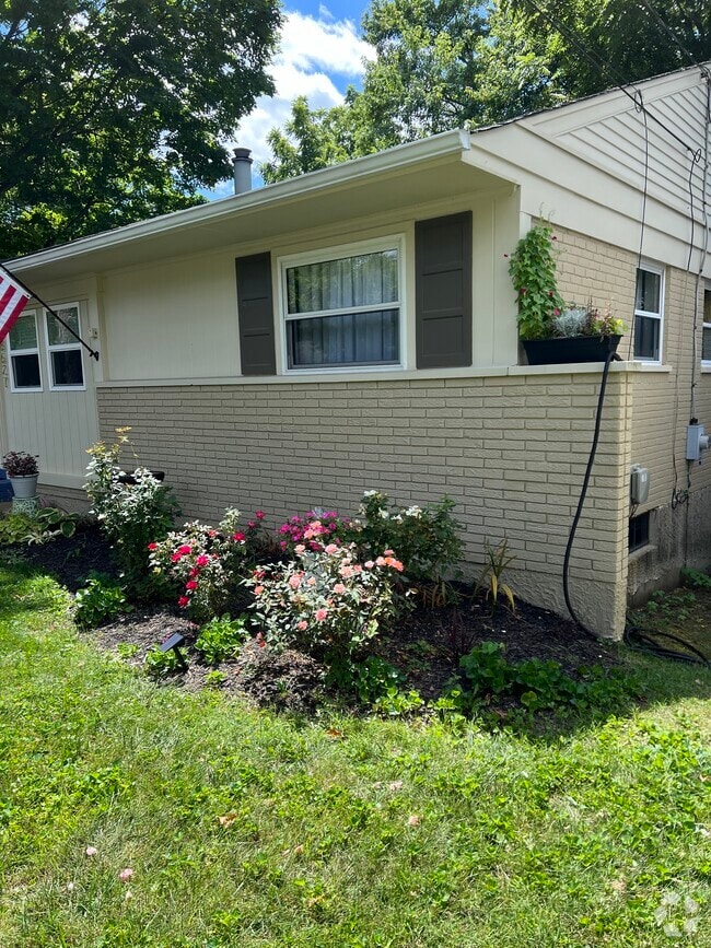 Building Photo - 8627 Mockingbird Ln