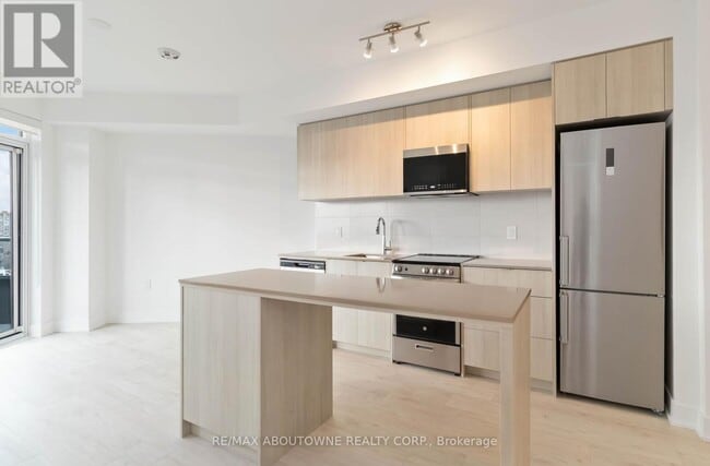 Building Photo - 2088 James St