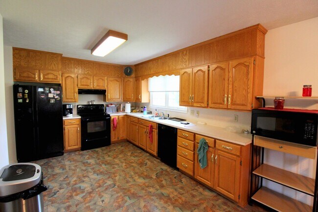 Building Photo - Charming Split-Level Home in Peaceful Coun...