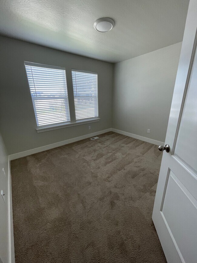 Foto del edificio - 136 E Gilbert Peak Way