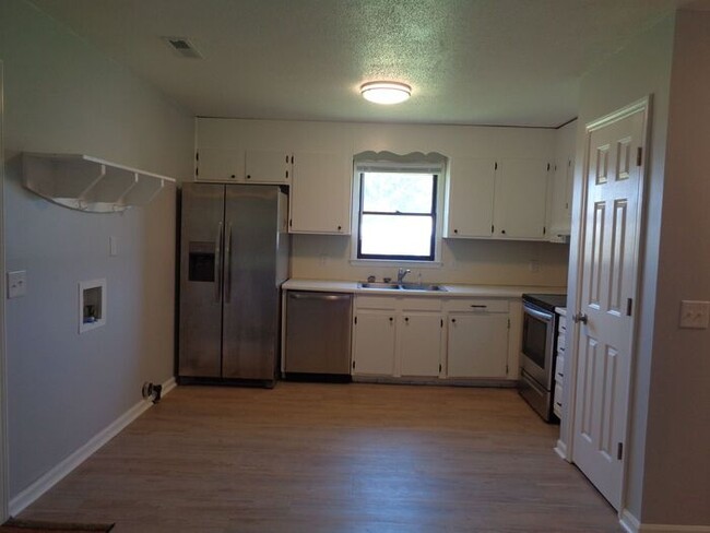 Building Photo - 2BD/1BA Renovated Unit In Ponderosa Village