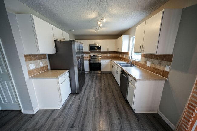 Building Photo - SPACIOUS 4 BEDROOM 2.5 BATH TWO STORY CLERMONT HOME