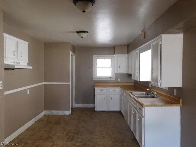 Building Photo - 705 E Judson Ave