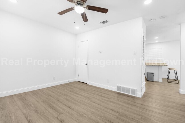 Foto del edificio - 512 Livingston Dr