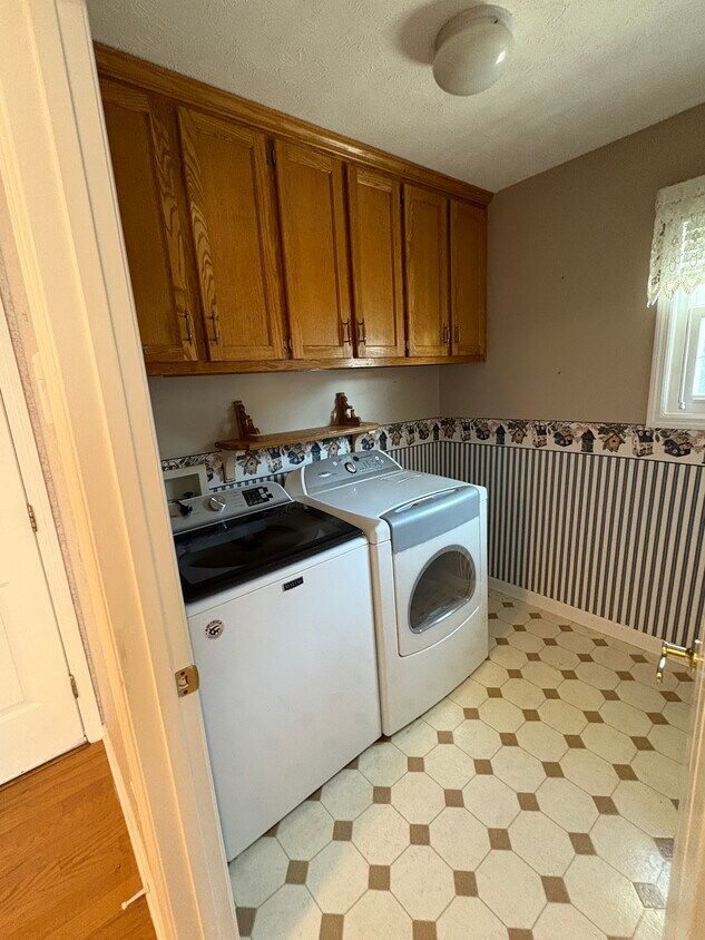 Primary Photo - 886 Castlewood Dr