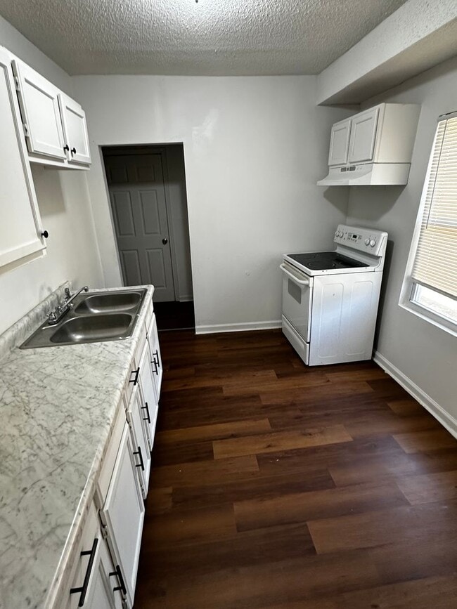 Foto del edificio - 3 bedroom 1 bath