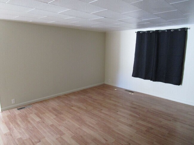 Building Photo - 3 Bedroom Home on 3/4 Acre - Available Soon!