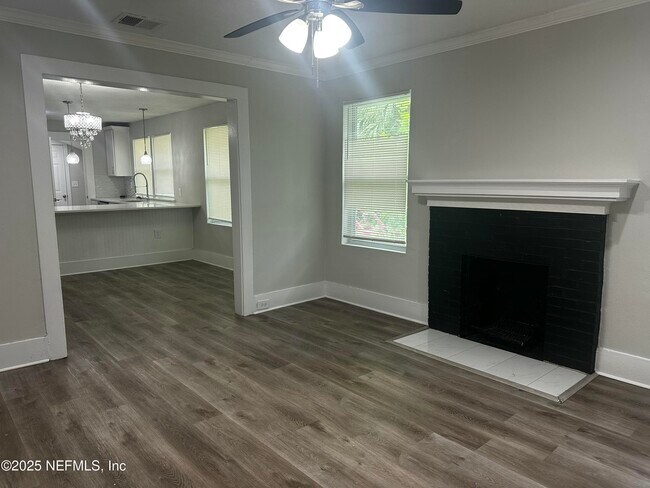 Foto del edificio - 1219 E 10th St