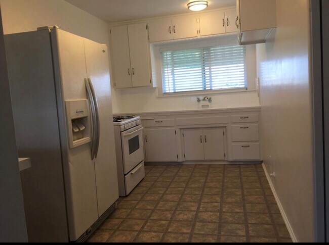 Foto del edificio - 4041 S Centinela Ave