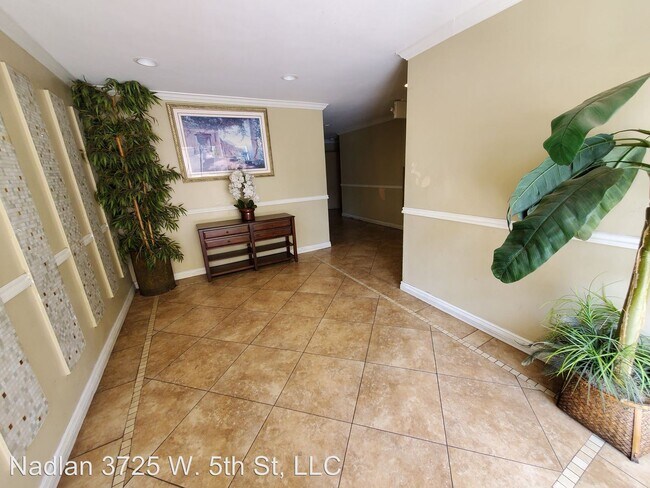 Foto del edificio - 3725 W 5th St