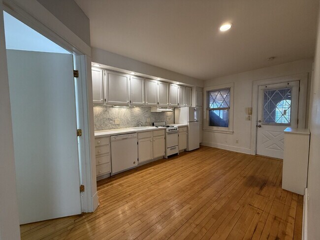 Foto del edificio - 1 Bed 1 Bath Historic Preserved Douglas Apartments in Desirable Lowry Hill