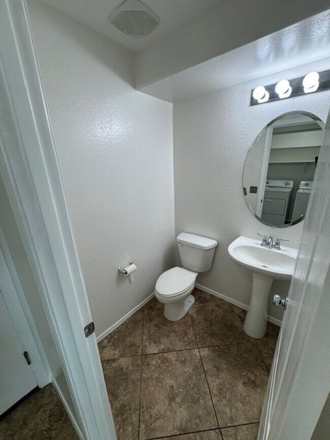 Foto del edificio - **STUNNING 3 BEDROOM/2.5 BATHROOM HOUSE IN LOCATED IN LYONS GATE (RAY & HIGLEY)**