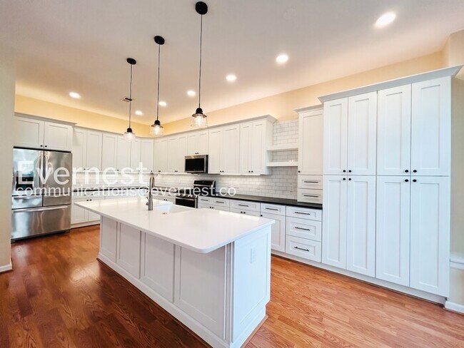 Foto del edificio - 4 Bed, 3.5 Bath Home with Garage / Pet-Friendly / Available Soon!