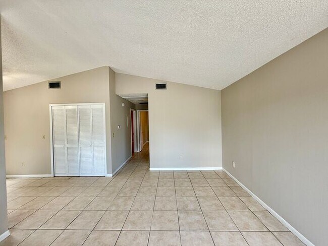 Foto del edificio - CUTE AFFORDABLE 2/2 DUPLEX off Michigan!
