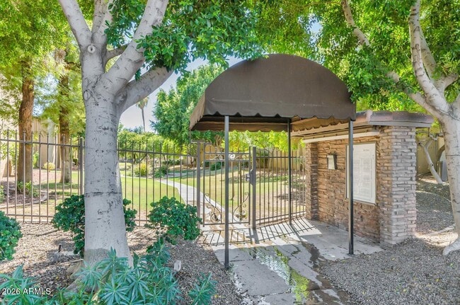 Foto del edificio - 3825 E Camelback Rd