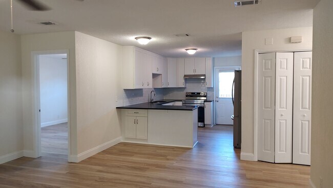 Foto del edificio - 6217 Pinetree Ave