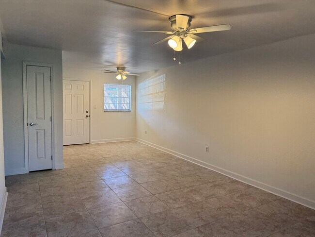 Foto del edificio - 5154 Turquoise Ln