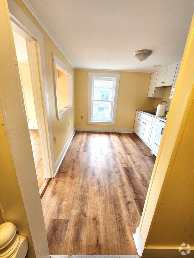 21 Queen St Unit 21 Queen st tiny Camelot, Barre, VT 05641 Room for